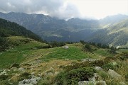74 Scendendo per sentiero tortuoso da Baita Pianadei (2097 m) alla Baita del Buco (1936 m) 